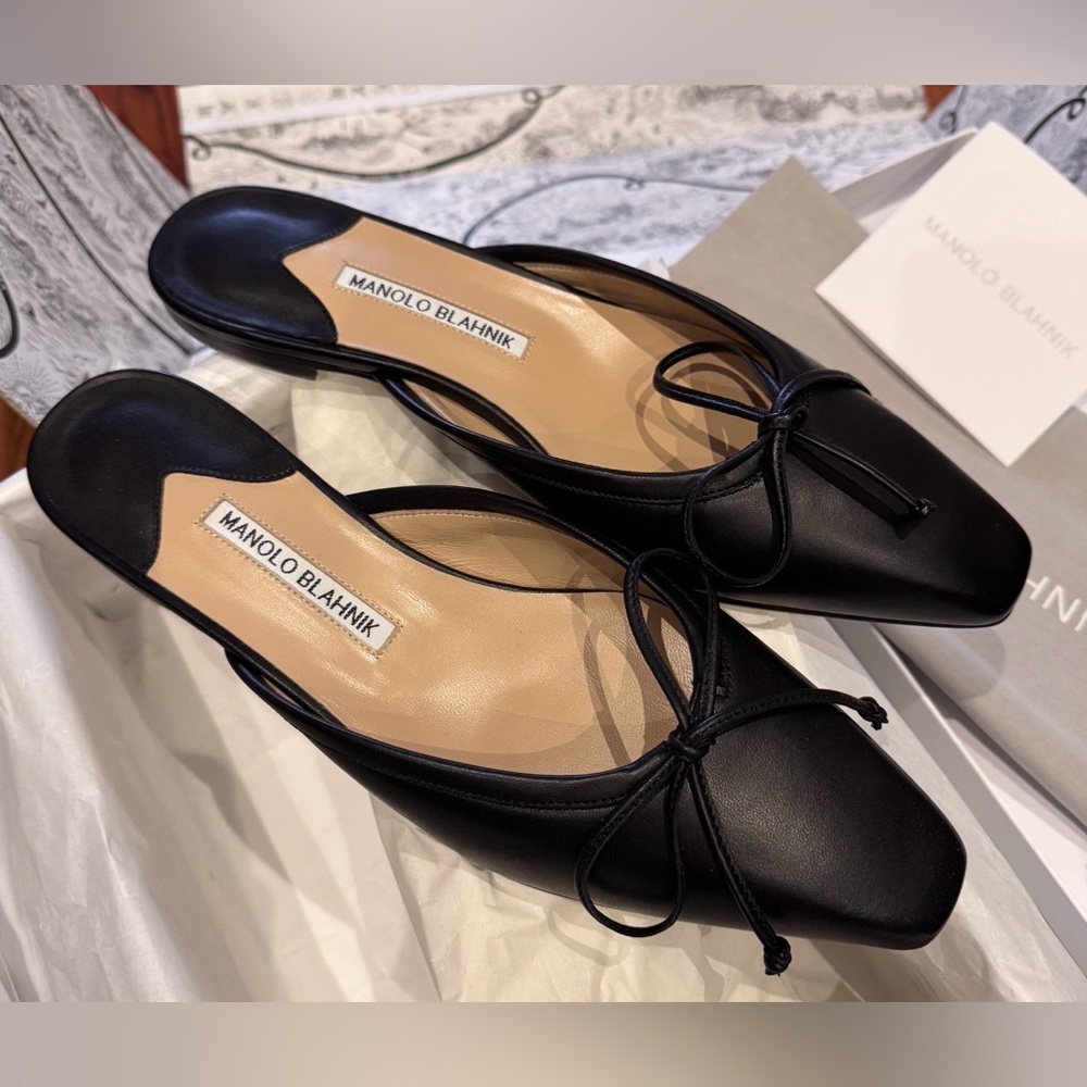Manolo Blahnik Black Leather Ballerimu Mules
